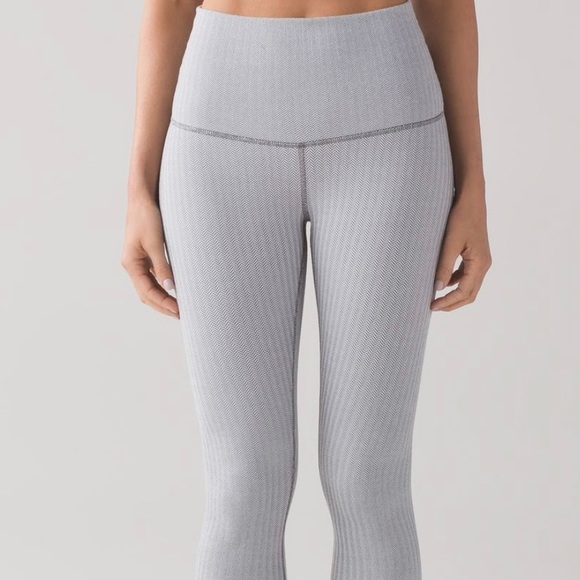 RARE LULULEMON WUNDER UNDERS - Picture 1 of 8